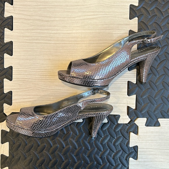 Xappeal womens kitten shoes open toe and ankle silver size 6.5 color pewter - Picture 1 of 8